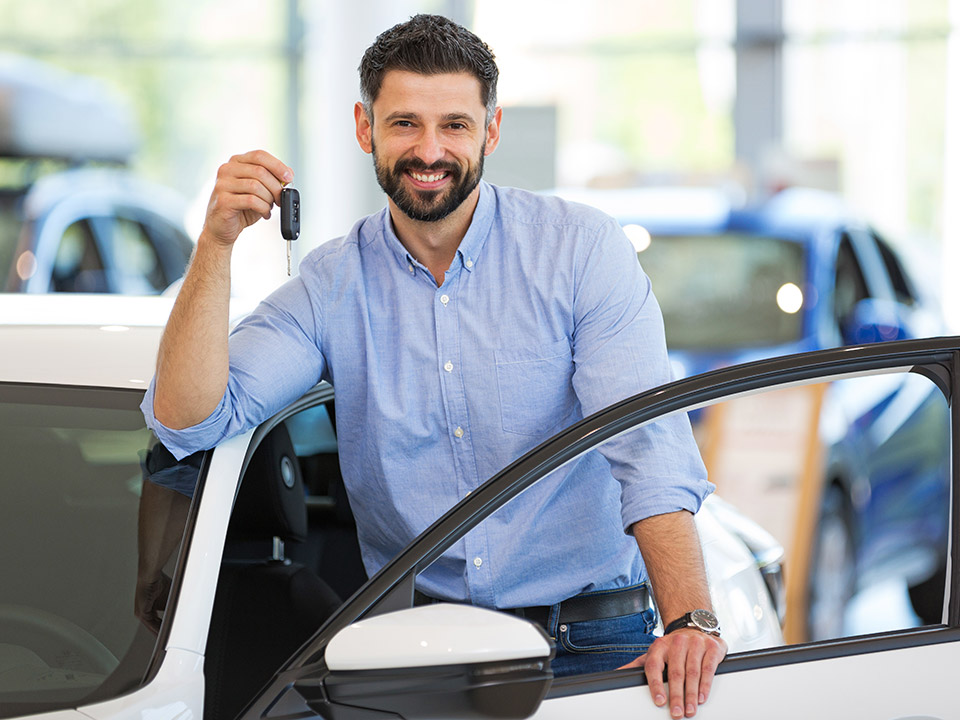 hombre comprando un auto