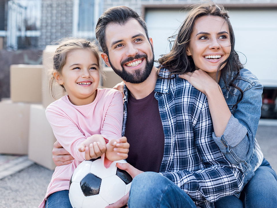 familia feliz con nueva casa