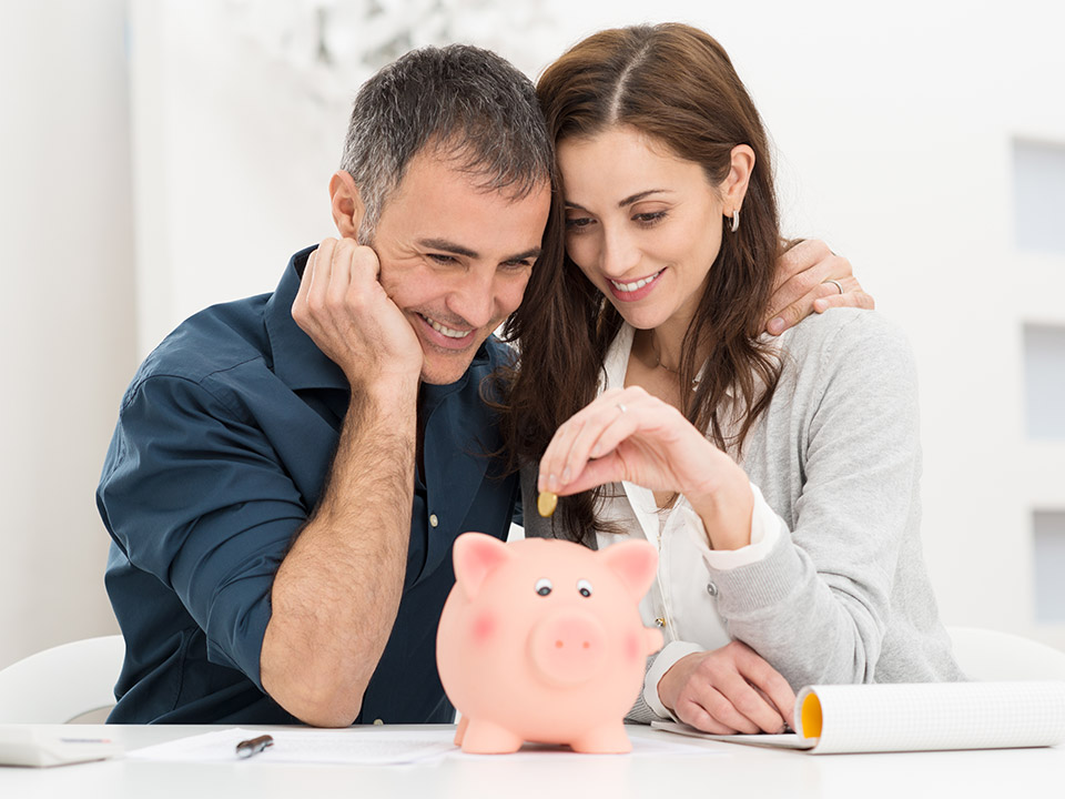 pareja ahorrando dinero