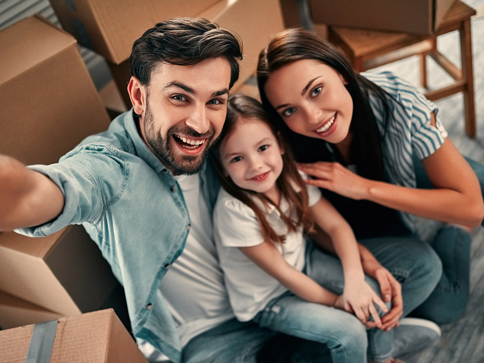 familia feliz en nueva casa
