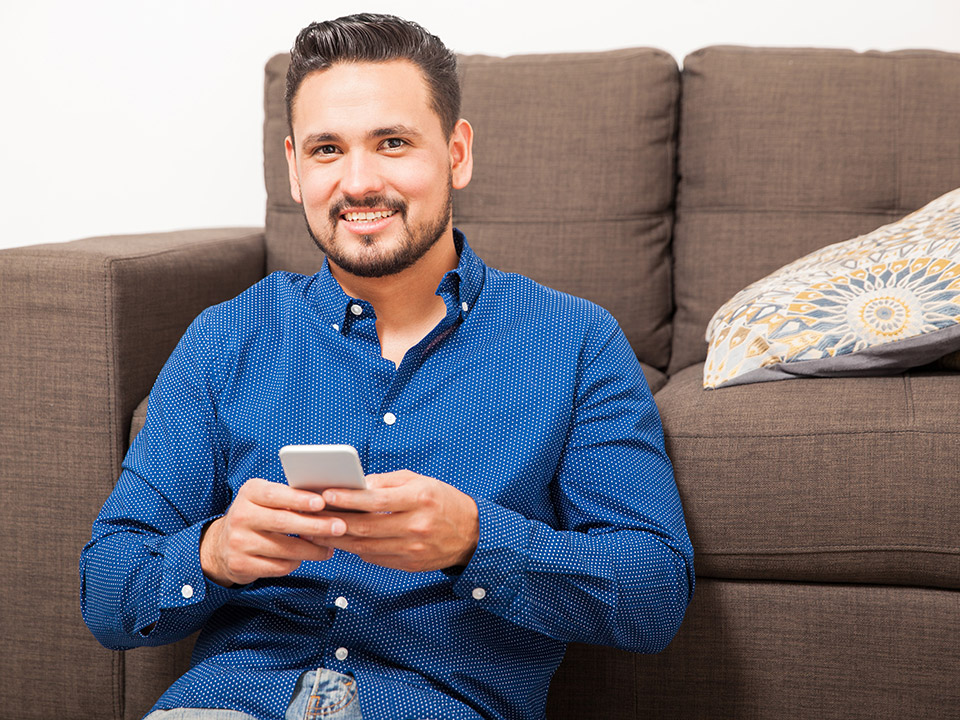 hombre con telefono buscando Preguntas Frecuentes en Inversiones