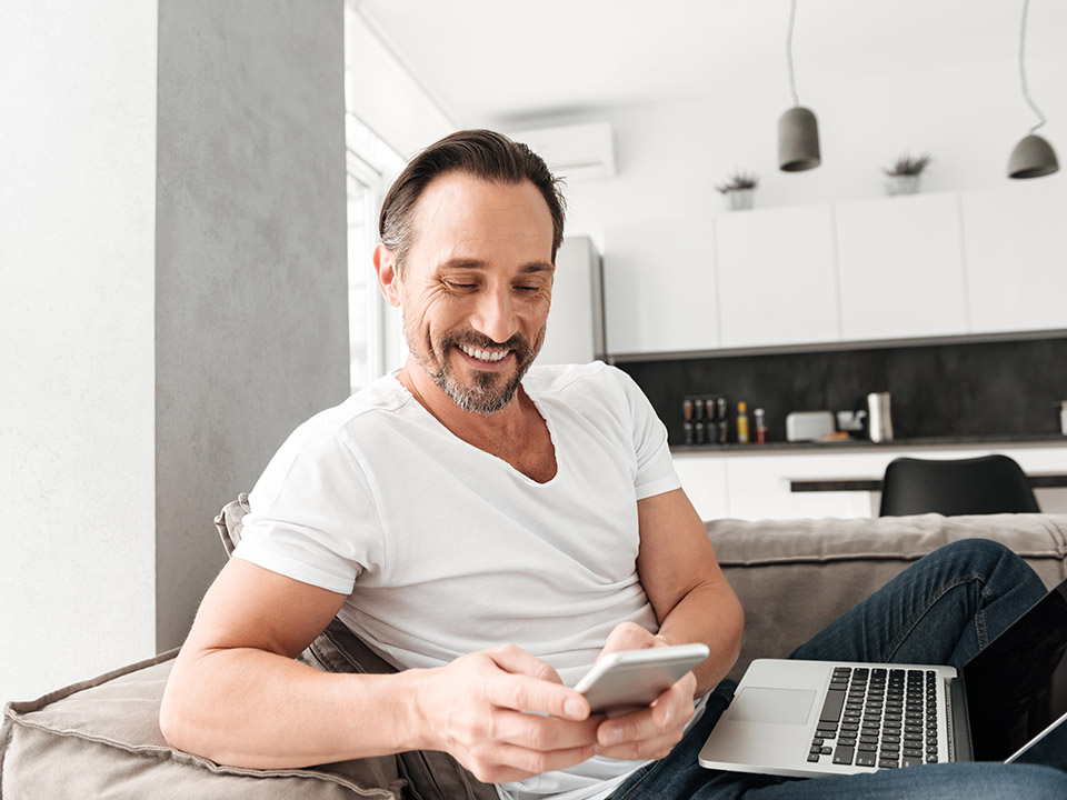 hombre invirtiendo en ETFs