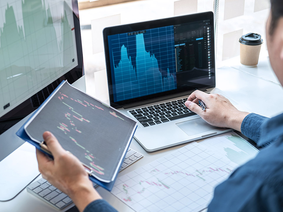 invirtiendo en acciones con computadora