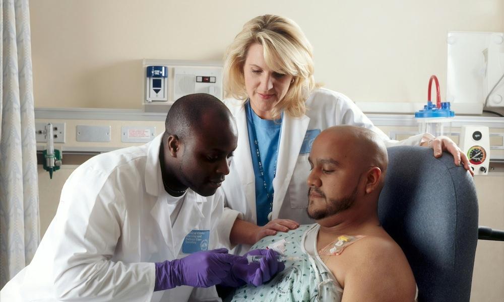 Hombre hispano recibiendo atención médica en el hospital.