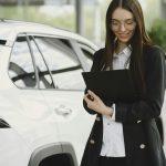 Una mujer se pregunta si puede asegurar su auto aunque no tenga licencia.