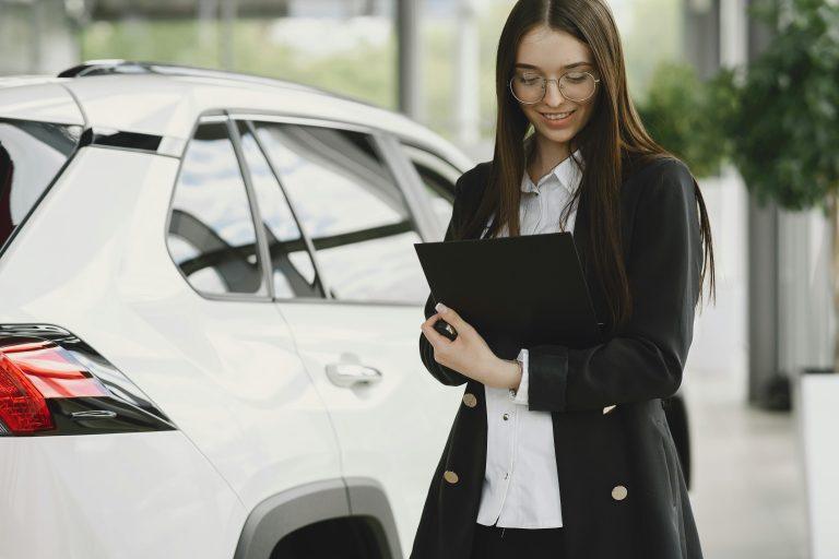 Una mujer se pregunta si puede asegurar su auto aunque no tenga licencia.