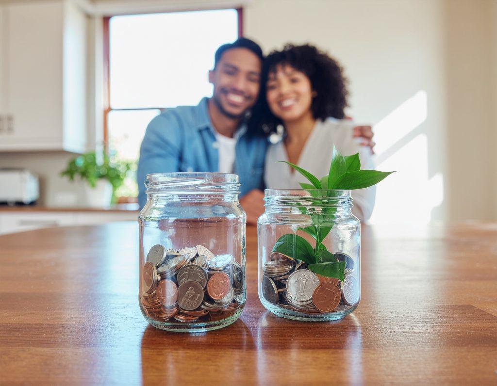 Ahorrar vs. Invertir: La Guía Definitiva para Hacer Crecer tu Dinero en 2025