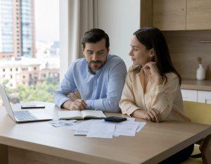 Cómo los nuevos aranceles impactan tu economía y tus inversiones