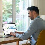 professional-using-the-Finhabits-app-on-a-smartphone, checking diversification on on ETFs