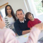 una familia lista para hablar de planes de ahorro y metas financieras