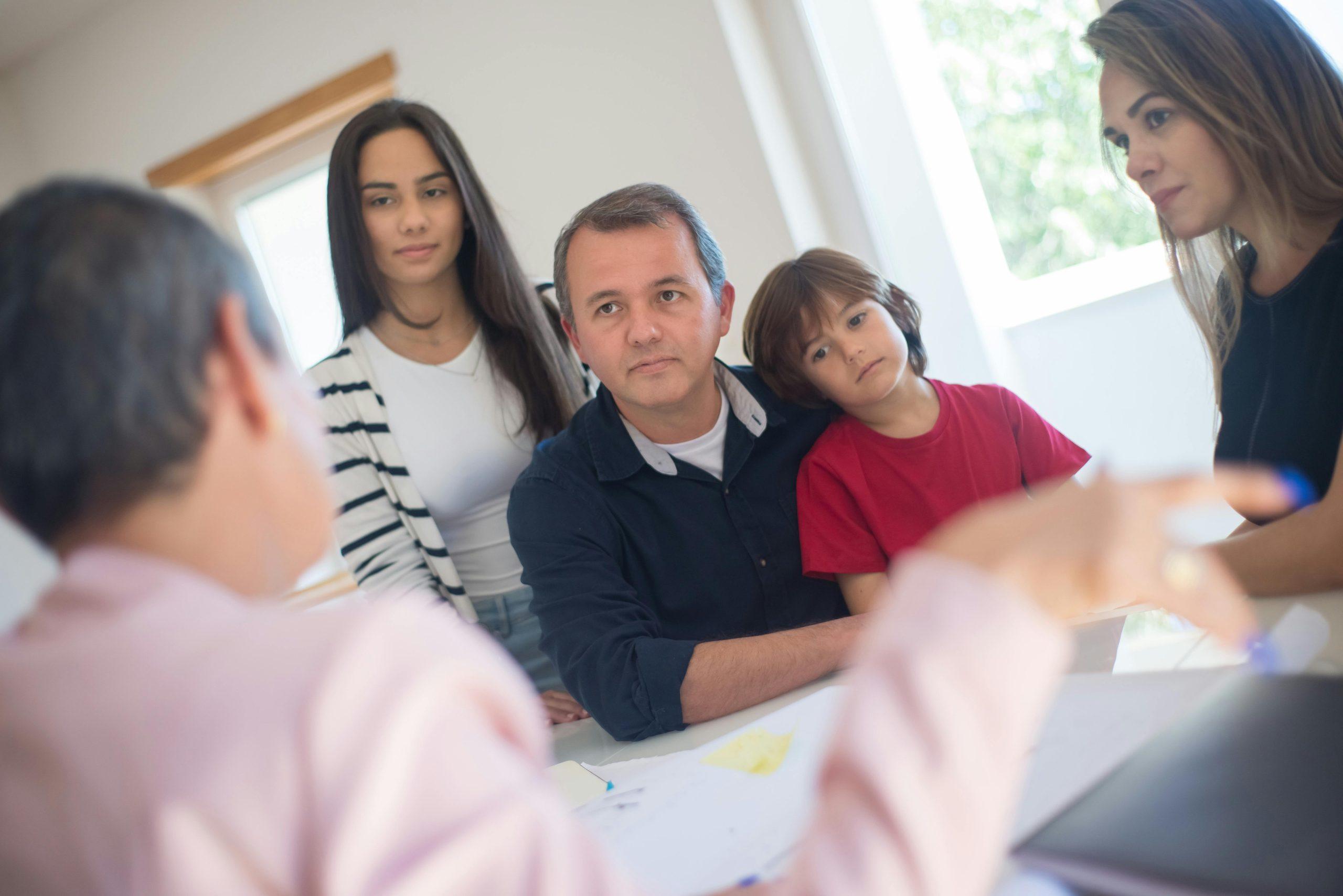 una familia lista para hablar de planes de ahorro y metas financieras