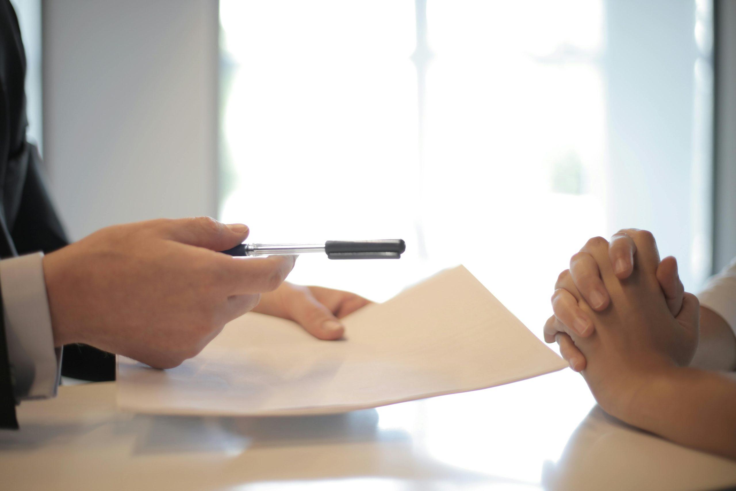 una persona firmando un prestamo tratando de Mejorar su crédito antes de un préstamo: plan 60 días